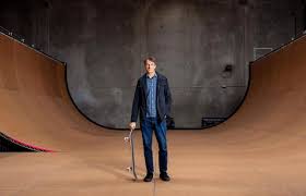 تونی هاوک با تأسیس The Skatepark Project، به ساخت اسکیت‌پارک‌ها در مناطق محروم کمک می‌کند. این پروژه تاکنون بیش از ۱۳ میلیون دلار کمک مالی ارائه داده و به ساخت نزدیک به ۷۰۰ اسکیت‌پارک عمومی در سراسر ایالات متحده کمک کرده است.